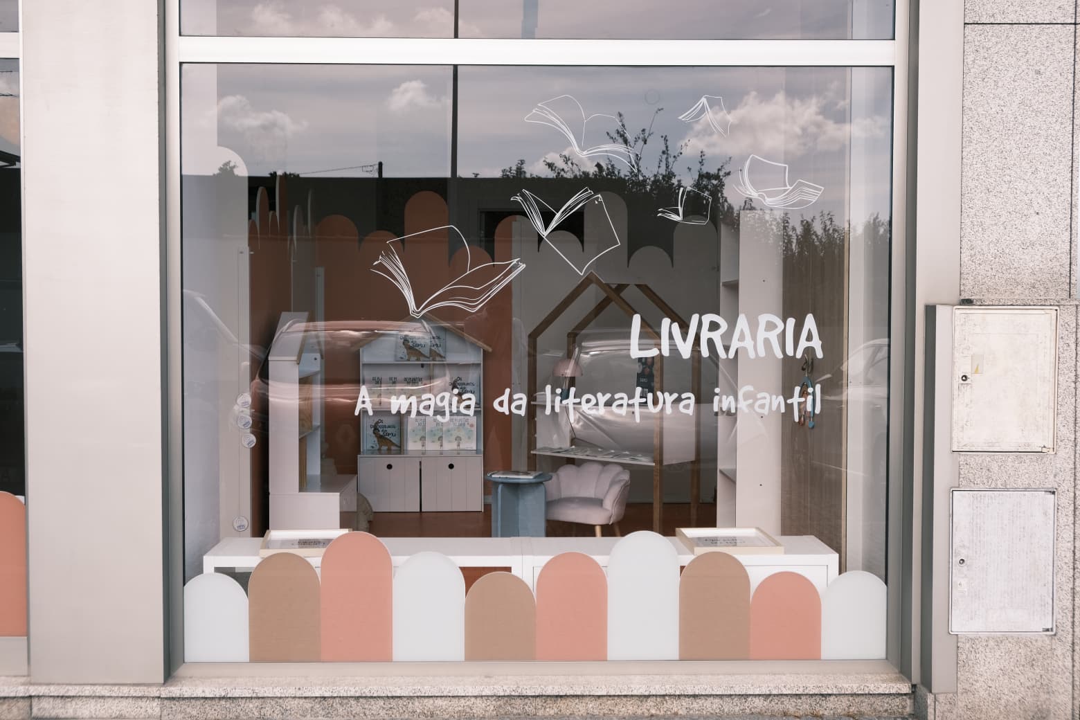Montra da livraria vista da rua.