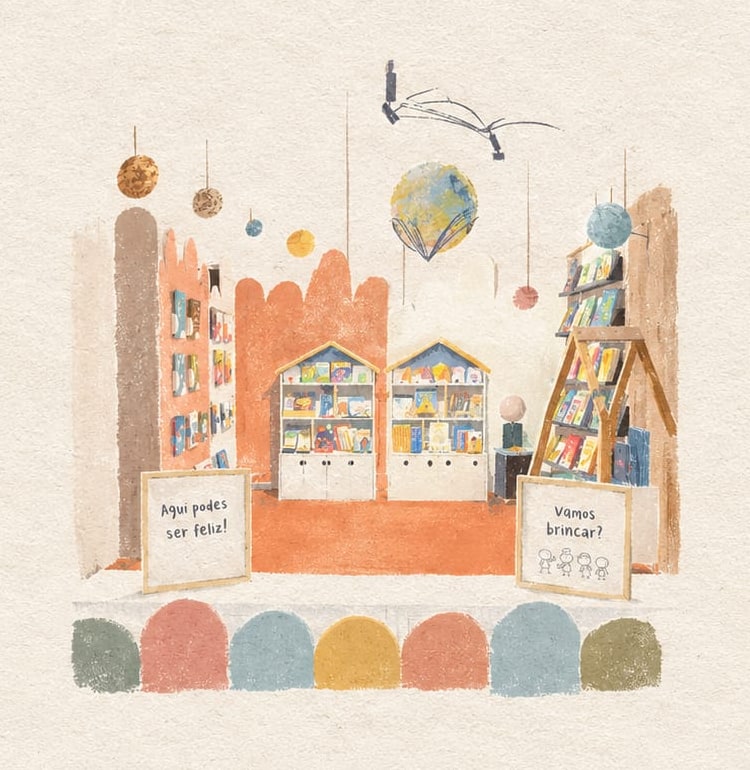 Ilustração da livraria do Samu: estantes em forma de casinha cheias de livros, uma escada com prateleiras, planetas suspensos do tecto e dois quadros escritos à mão, um a dizer Aqui podes ser feliz e outro Vamos brincar.